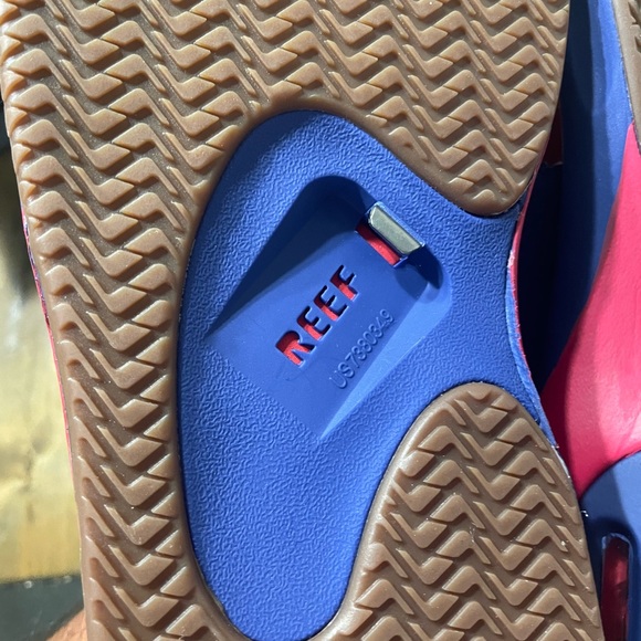 MLB x Reef Sandals w/ Bottle Opener - Picture 2 of 3